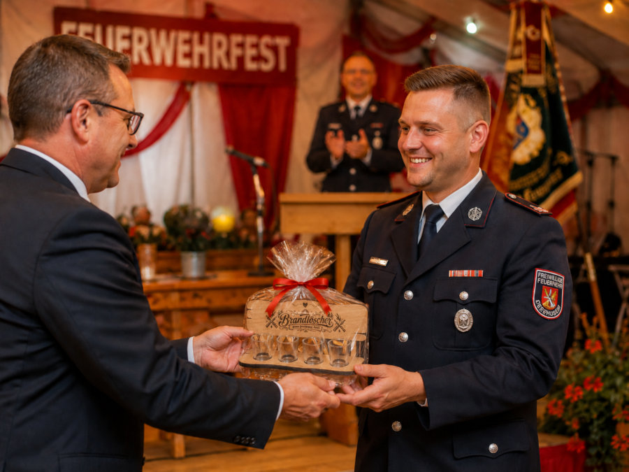 Brandlöscher Schnapsbank als Feuerwehr Geschenk zur Ehrung auf dem Feuerwehrfest Feuerwehr Geschenk Ehrung Feuerwehrfest