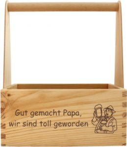 Geburtstagsgeschenk für Papa von Kindern: ein Flaschenträger aus Holz mit Gravur wie zum Beispiel: Gut gemacht Papa, wir sind toll geworden.
