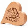 Geschenk für Pferdefreunde: Holz Herz mit Gravur „Das Glück der Erde liegt bei meinem Pferd“