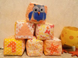 Ostergeschenke für Kinder: Babyspielzeug DIY Stoffwürfel